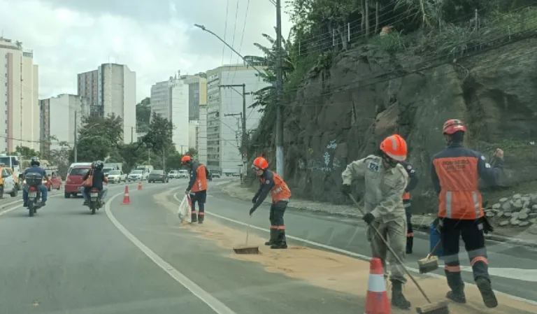 Óleo na pista interdita via e deixa trânsito complicado em Vitória