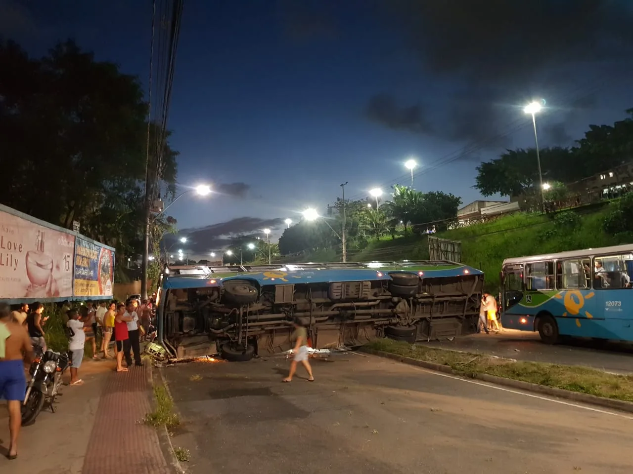 Ônibus do Transcol tomba em cima de dois carros e deixa feridos na Avenida Norte Sul