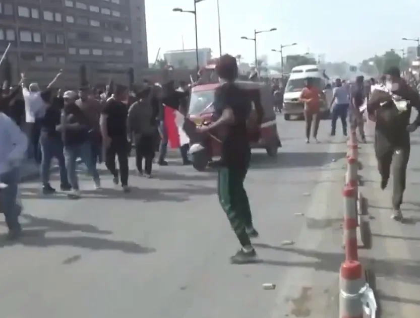 Homem mascarado abre fogo contra manifestantes no Iraque e mata 18