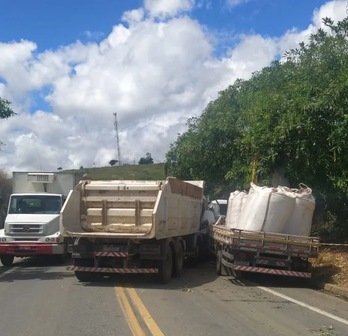 Homem morre em grave acidente envolvendo três caminhões em Colatina