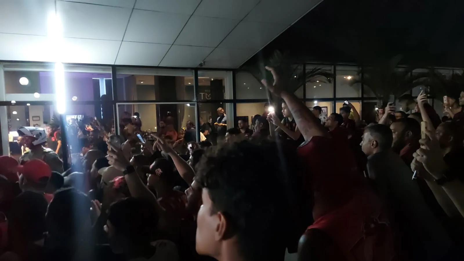 VÍDEO | Torcida faz protesto e atira pipoca na chegada do Fla ao ES