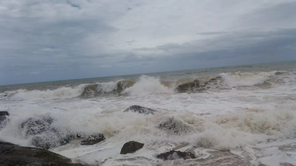 Família busca por crianças desaparecidas após irem escondidas à praia em Vila Velha