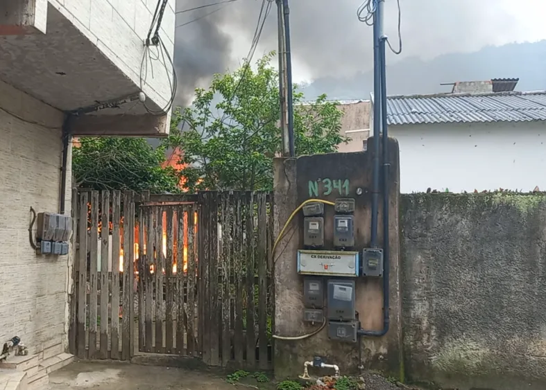 Incêndio destrói casa e atinge outras duas residências na Barra do Jucu