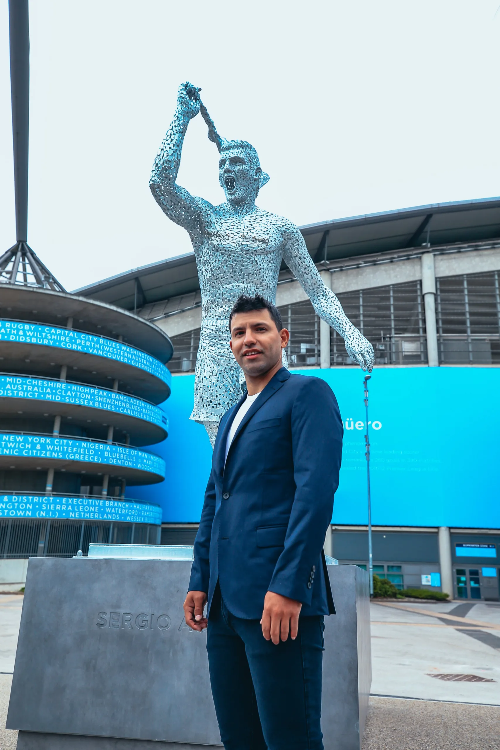 Aguero ganha estátua de homenagem do City e revela torcida por sucesso de Haaland