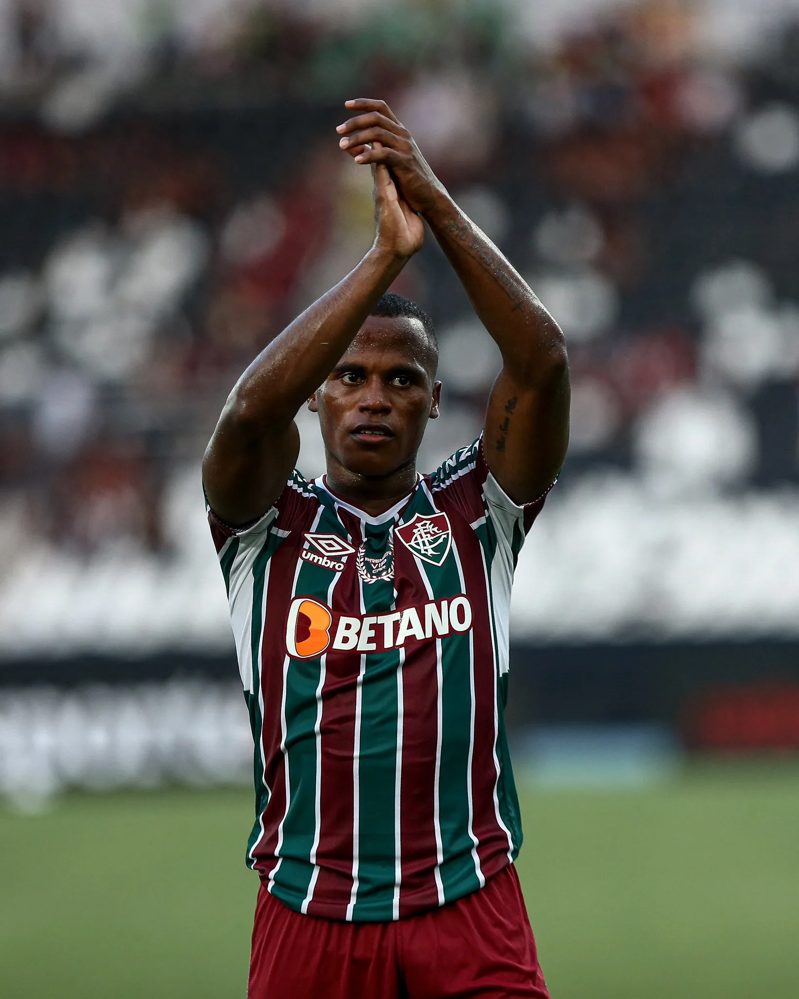 Fluminense marca no fim e vence Flamengo no primeiro clássico do Carioca