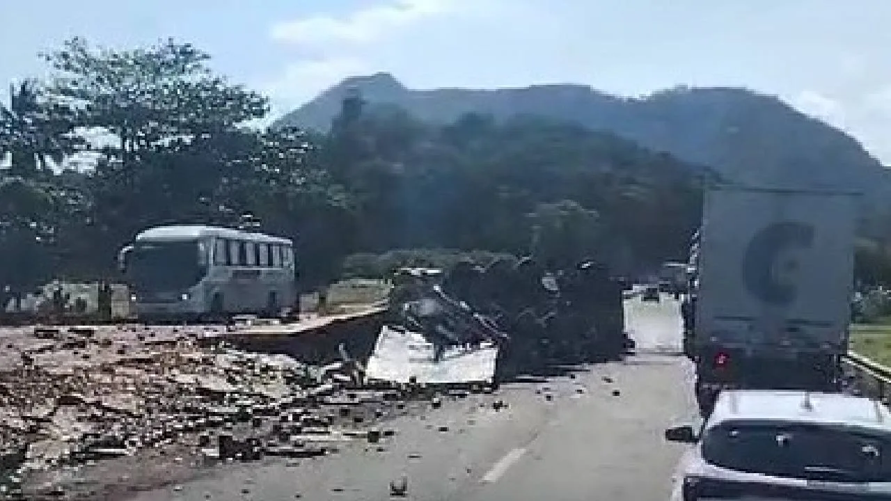 VÍDEO| Caminhão de melancia tomba na BR-101 em Guarapari