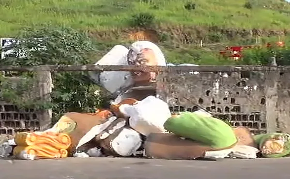 Moradores reclamam de lixo jogado pelas escolas de samba em Vitória