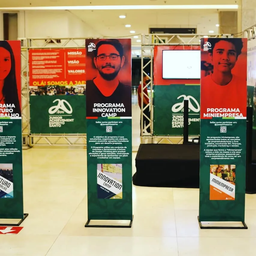 Exposição no Shopping Vitória conta história da instituição Junior Achievement