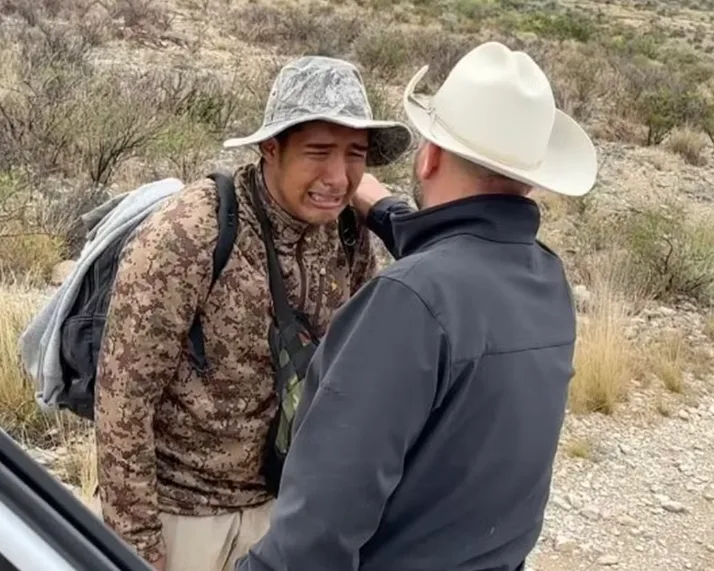 Mexicano resgatado chora de alívio após ser deixado na fronteira: "Emocionou"