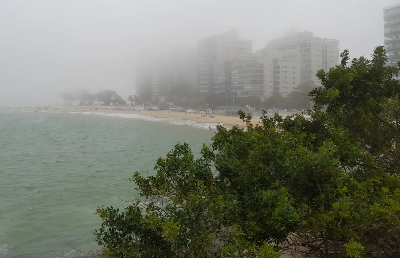 Nuvem baixa ou neblina? Fenômeno encobre cidades da Grande Vitória e chama atenção