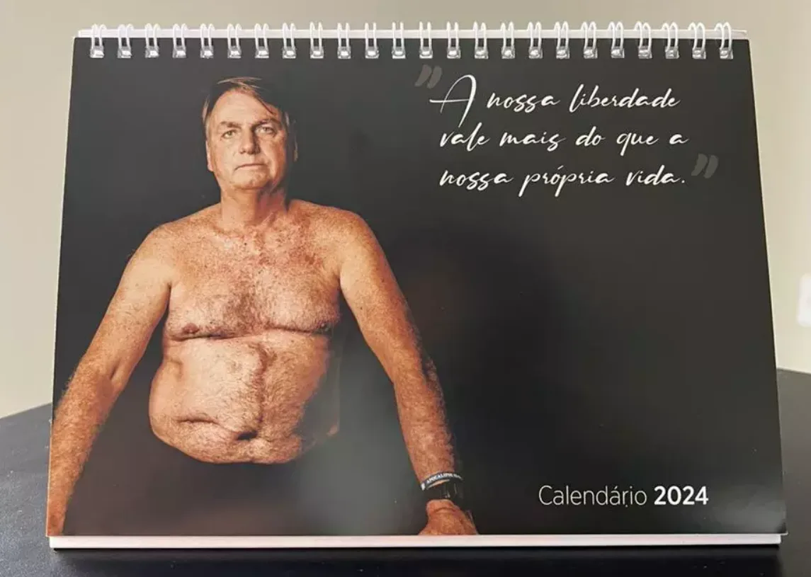 Calendário com foto de Bolsonaro mostrando cicatriz e pôster para "tia do zap" são vendidos em site