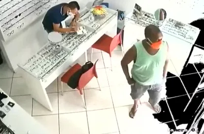 Homem se passa por cliente e furta dois óculos de ótica em Cariacica