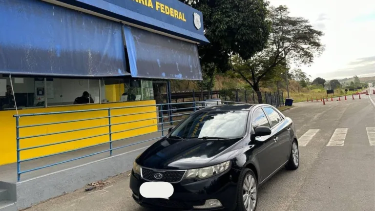 Filho é preso pela PRF após mãe comprar veículo roubado no ES