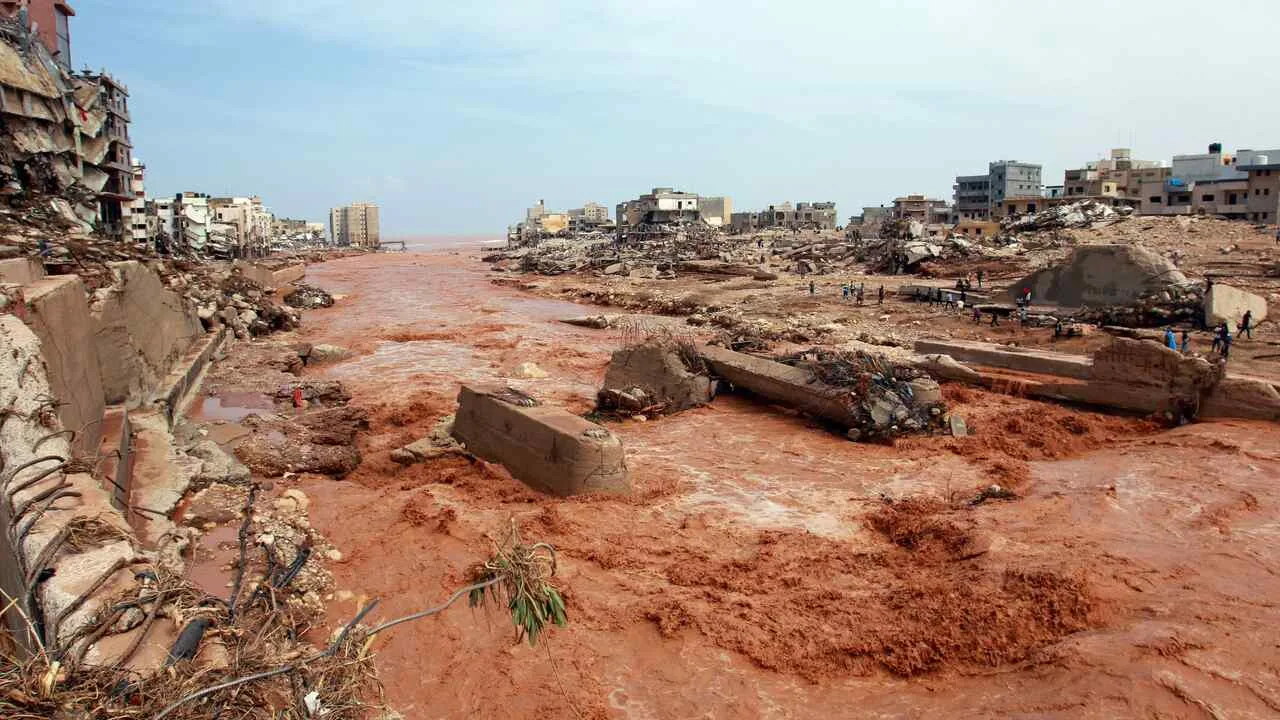 Líbia esvazia cidade e busca por 10 mil desaparecidos após enchentes