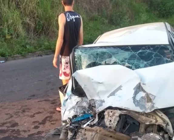 Homem perde controle do carro e bate de frente com ônibus; carro ficou completamente destruído