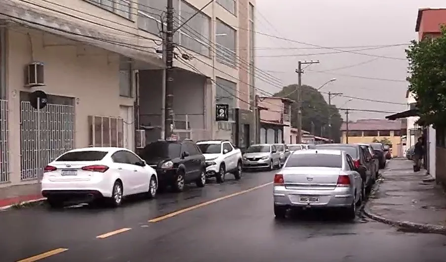 Engenheira tem carro roubado na porta de casa em Laranjeiras