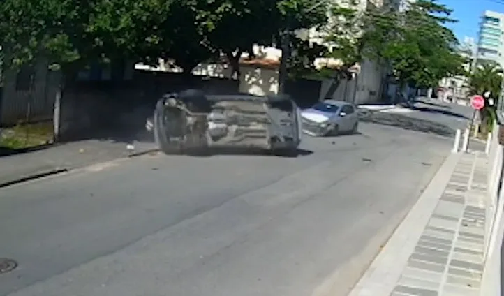 VÍDEO | Caminhonete avança no cruzamento e atinge outro veículo