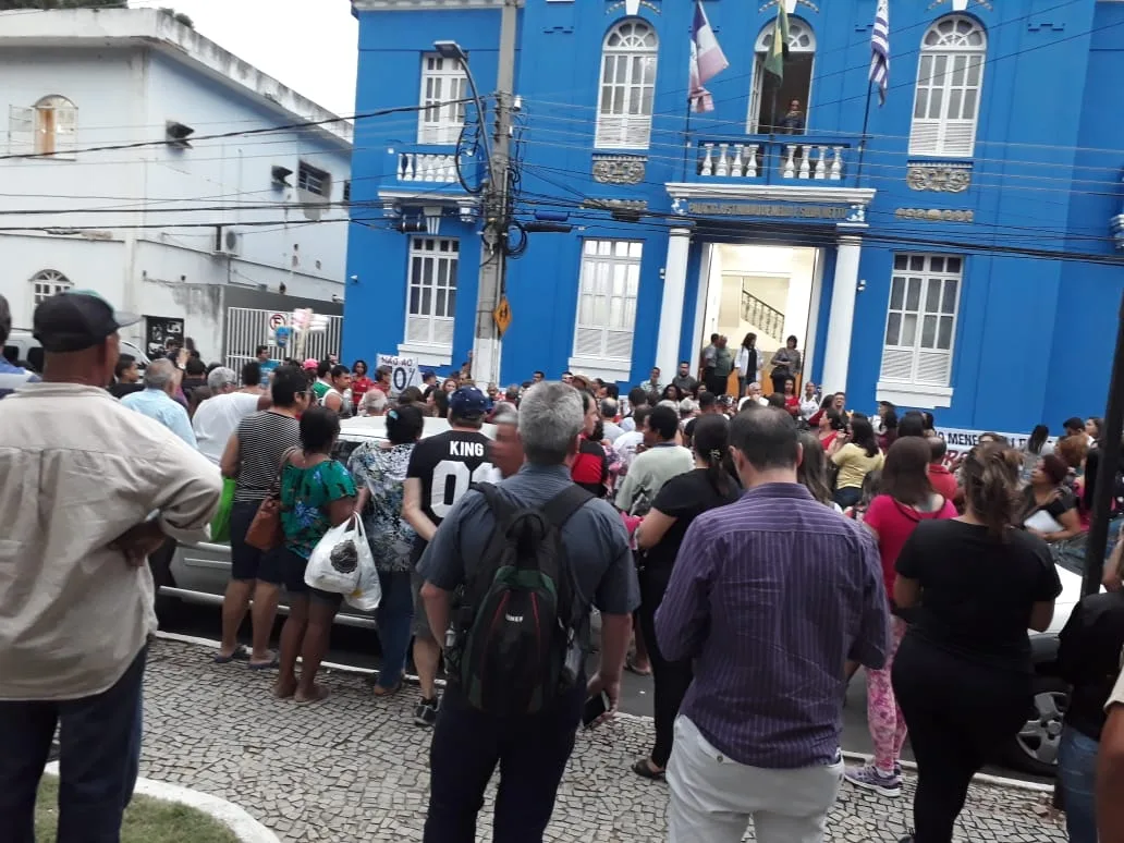 Moradores de Colatina protestam contra aumento de salário de vereadores