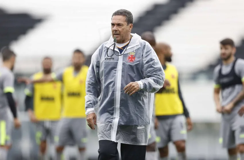 Luxemburgo se apresenta no Vasco e presidente promete começar a quitar atrasados