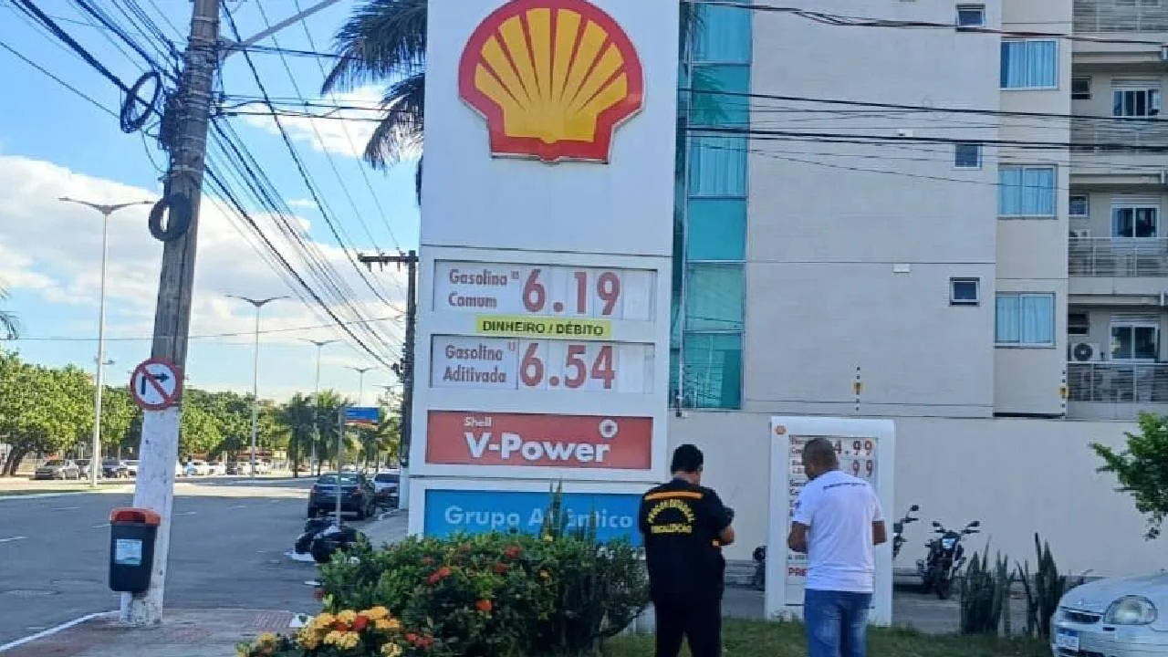 Procon-ES fiscaliza postos de combustíveis após aumento no preço da gasolina