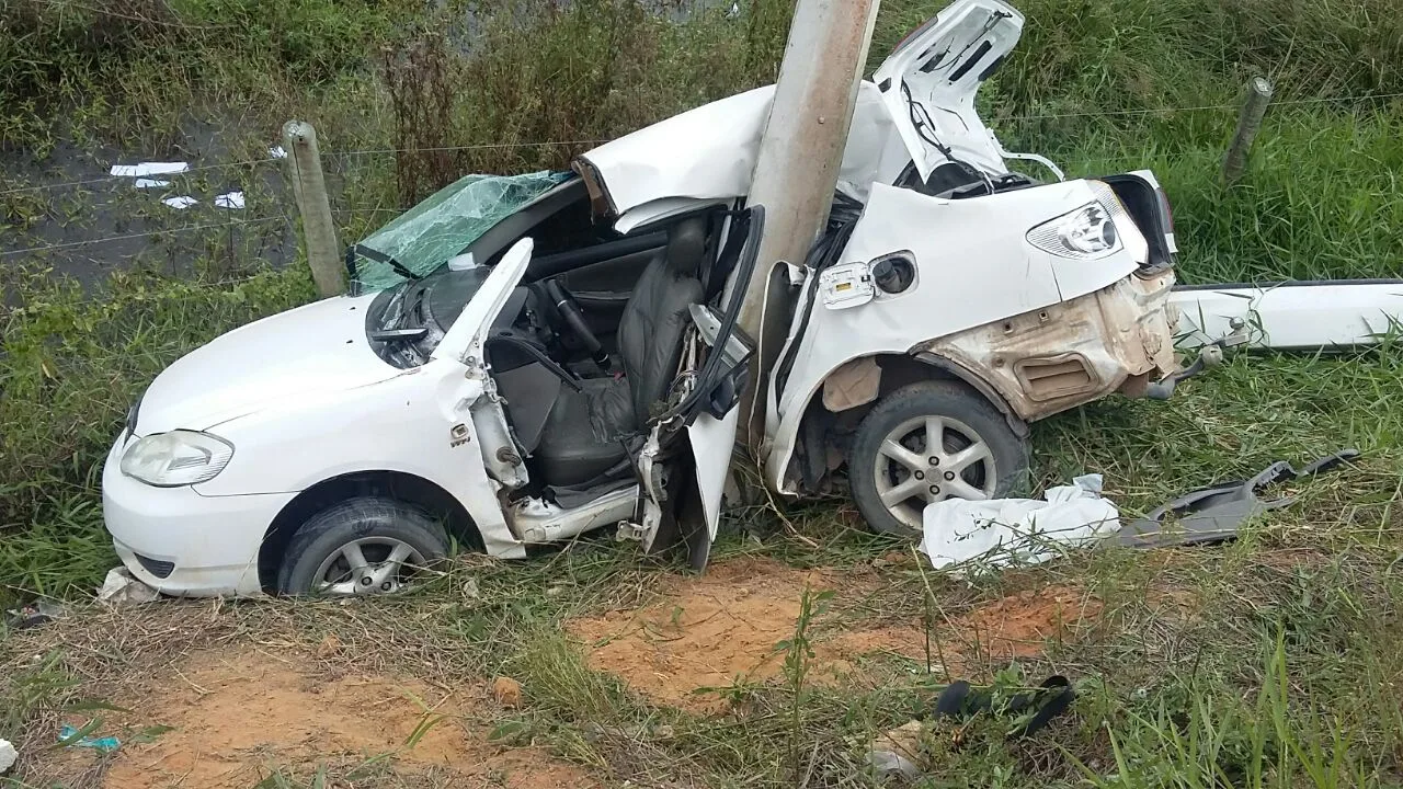 Mulher bate carro em poste e fica ferida em rodovia de São Mateus