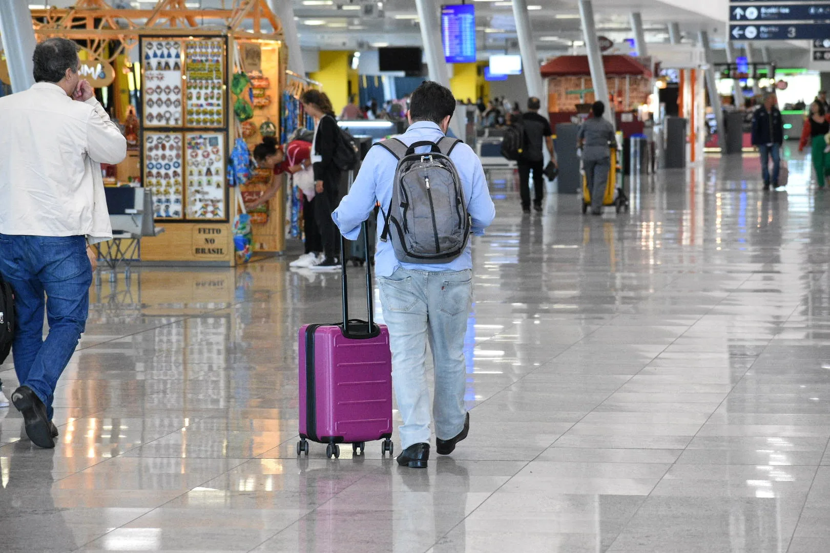 Companhias aéreas ainda correm para retomar operações, um dia após apagão tecnológico global