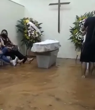 VÍDEO | Chuva causa alagamento em capela de cemitério durante velório em Cachoeiro