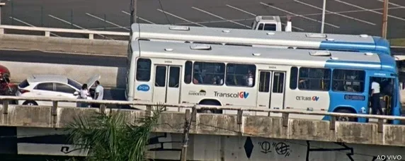 Acidente entre carro de passeio e ônibus deixa trânsito complicado na Segunda Ponte