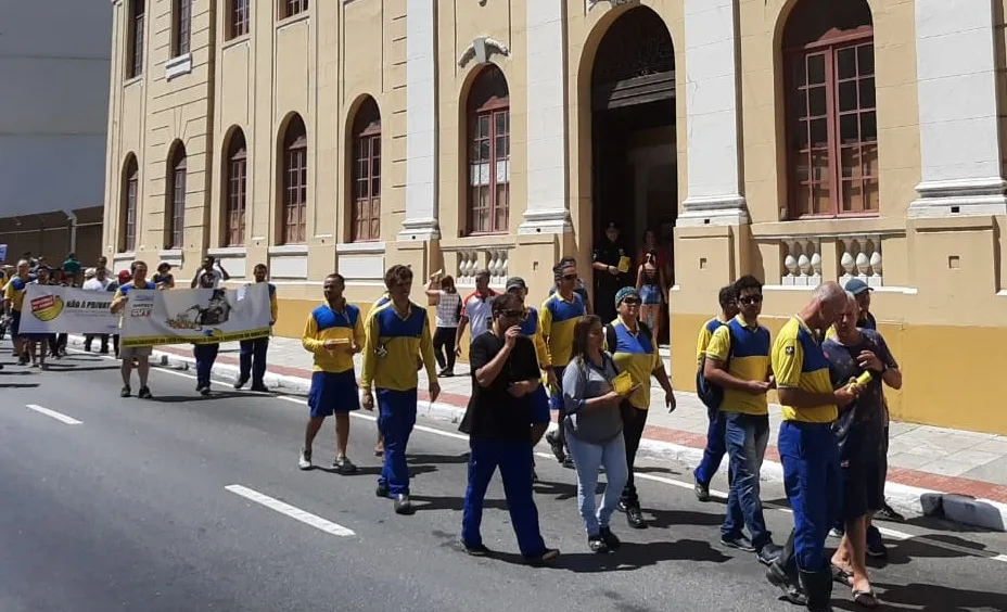 Em greve, funcionários dos Correios fazem passeata no Centro de Vitória