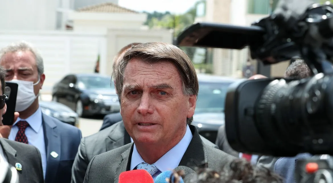 (Brasília – DF, 03/03/2021) Presidente da República, Jair Bolsonaro conversa com a imprensa após encontro com Nasser Riden T. Almotairi, Embaixador do Kuwait no Brasil. Foto: Marcos Corrêa/PR