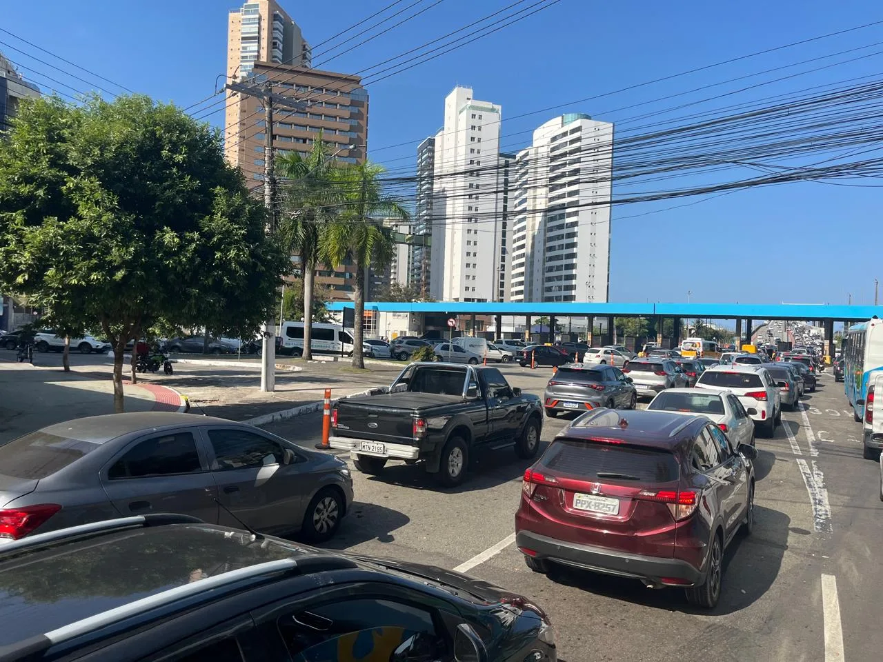 Trânsito fica engarrafado na Reta da Penha durante manutenção na Terceira Ponte