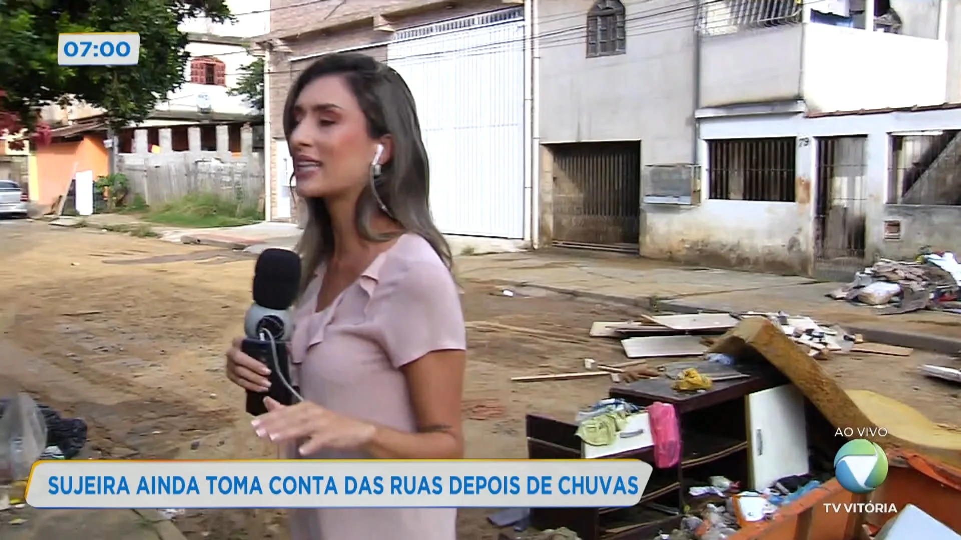 Após chuvas, sujeira ainda toma conta das ruas em Cariacica