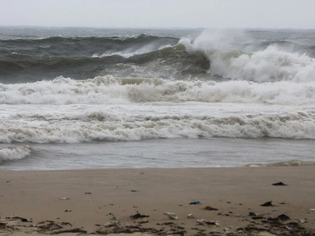 Frete fria traz tempestadee e ressaca na praia da Barra da Tijuca, no Rio de Janeiro