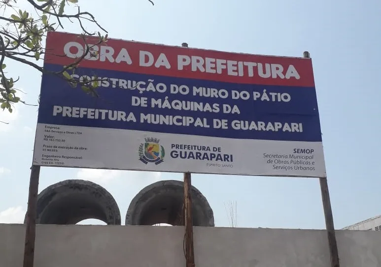 Pátio de máquinas da Prefeitura de Guarapari ocupa lugar de obra da nova sede na Av. Jones dos Santos Neves