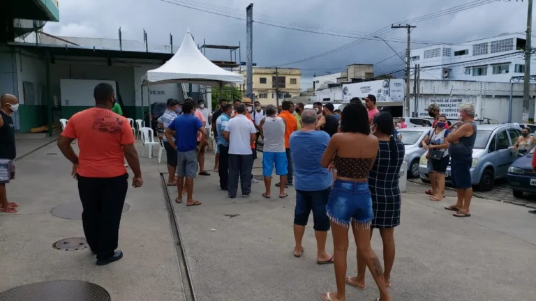 VÍDEO| Motoristas passam madrugada em fila para comprar gasolina com desconto de R$ 2,00