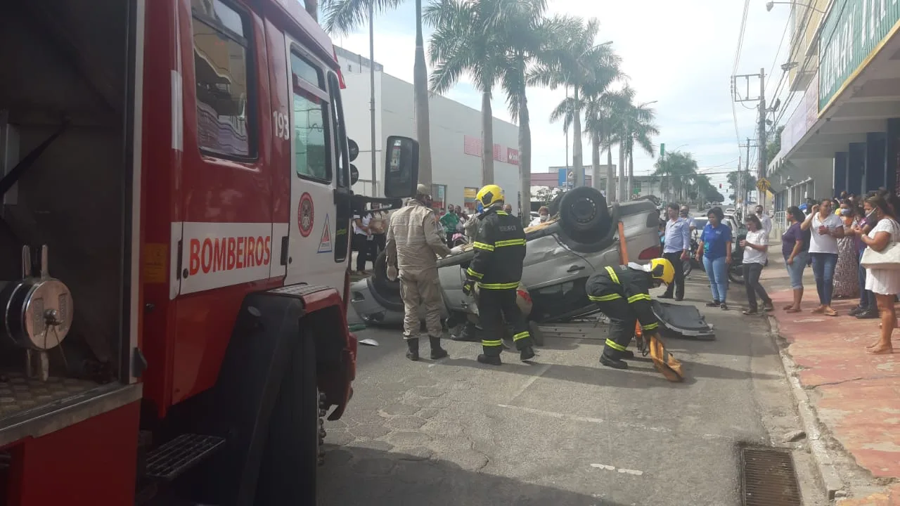 Motorista fica preso às ferragens após capotamento em Linhares