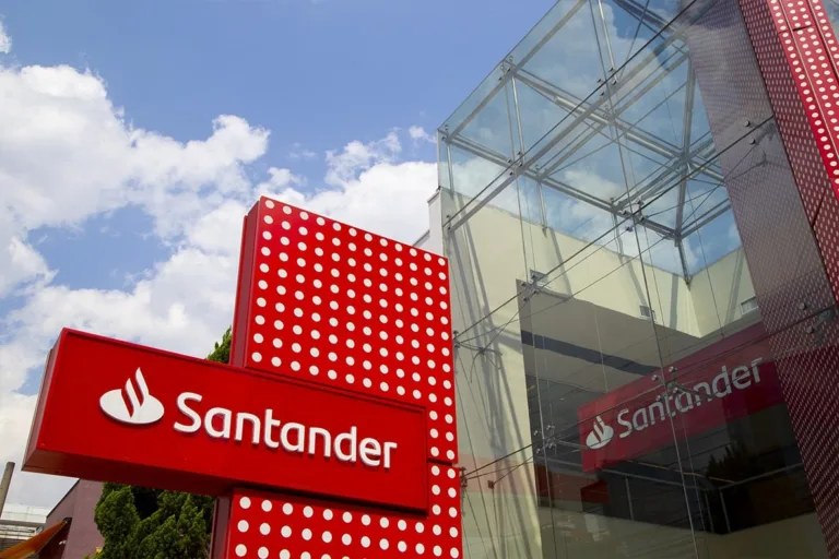 Santander seleciona estagiários em todo o país