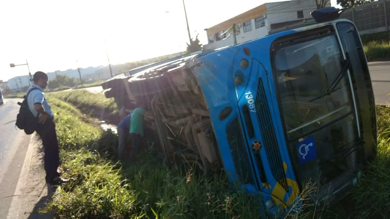 Ônibus do sistema Transcol tomba na Rodovia Darly Santos em Vila Velha