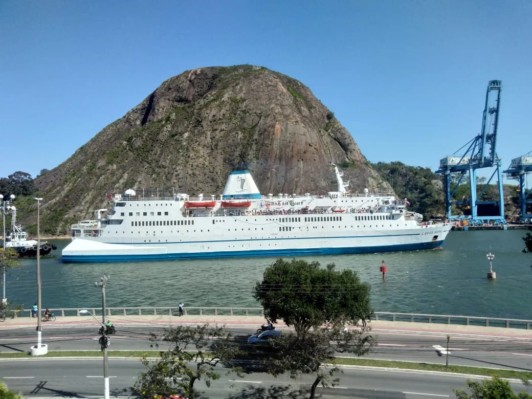 VÍDEO | Conheça o interior da maior livraria flutuante do mundo; navio está aberto para visitação em Vitória