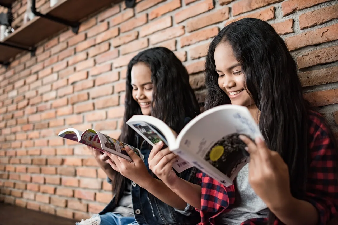 Jovens praticando leitura juntas