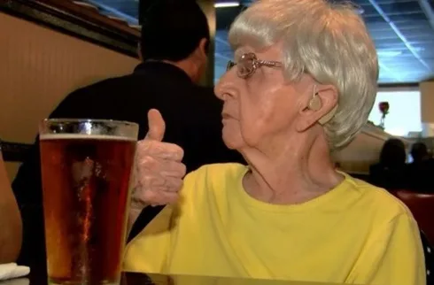 Mulher de 102 anos afirma que o segredo para viver muito é a cerveja