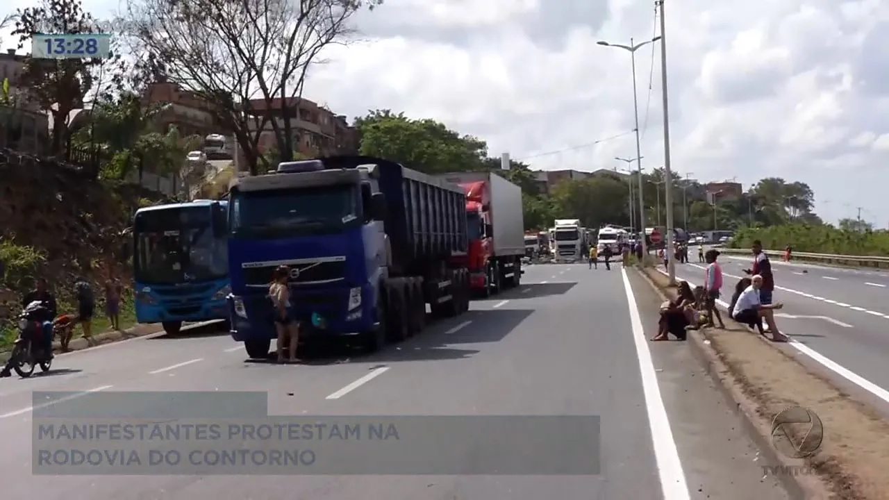 Familiares e amigos realizam protesto por mortes de jovens e fecham a Rodovia do Contorno