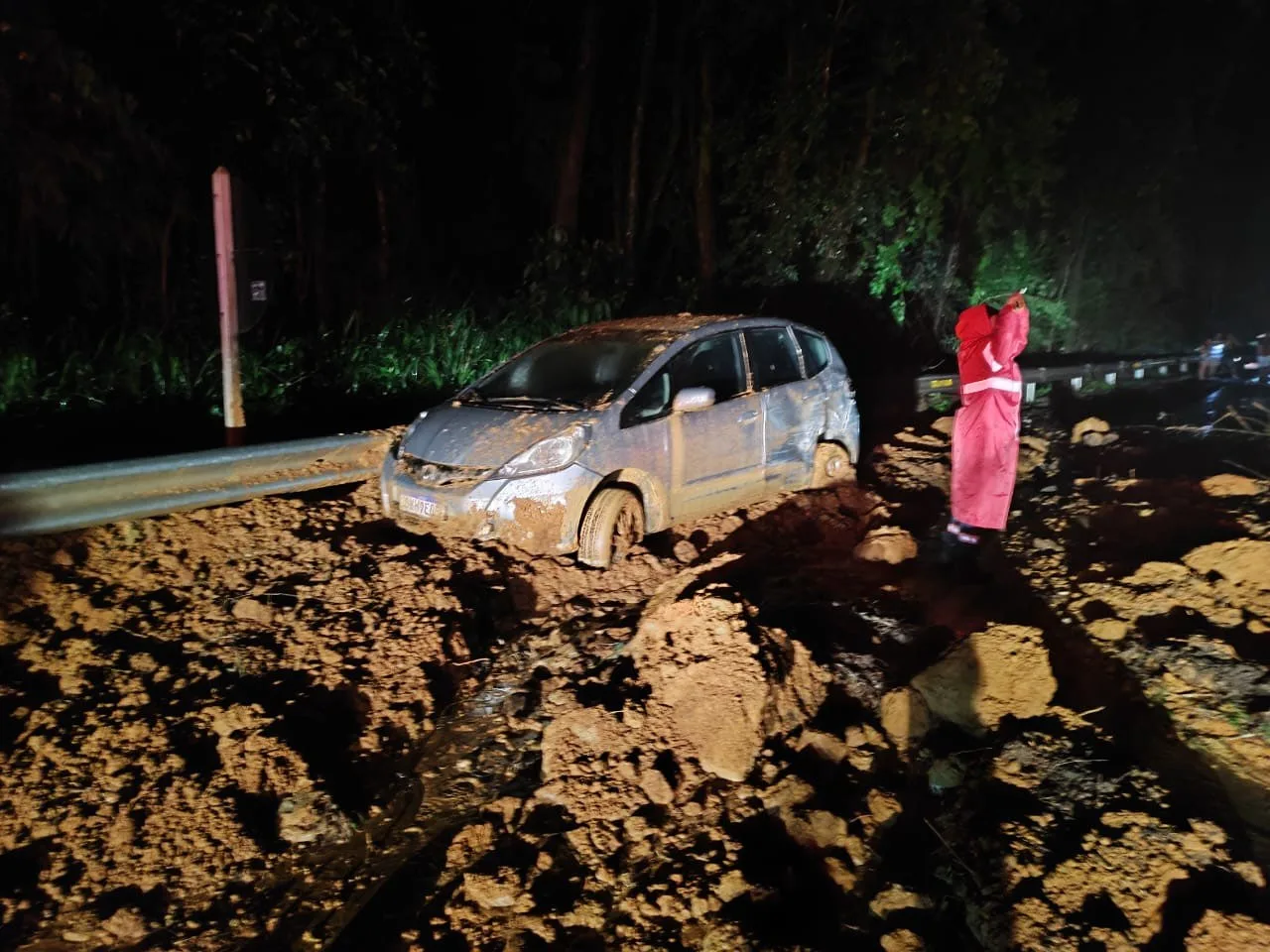 Carros foram atingidos por barreira que caiu e interditou totalmente a BR-262