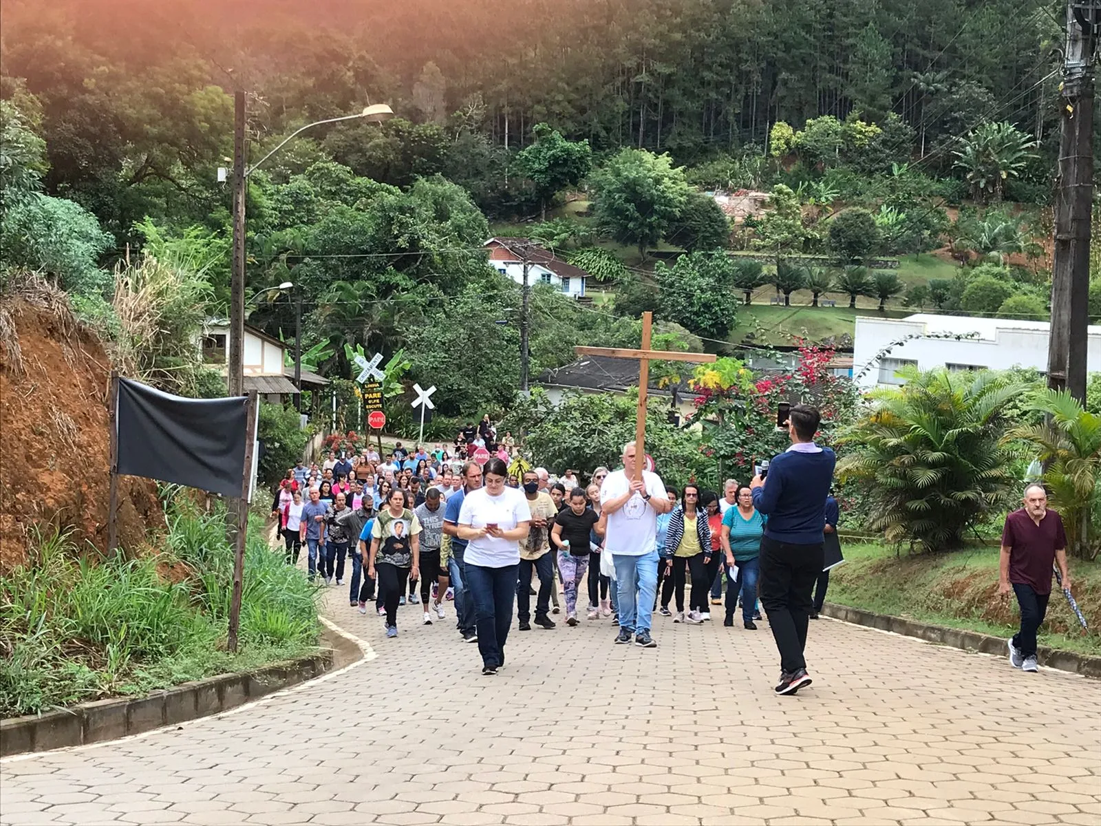 Paróquia realiza caminhada penitencial e devoção da Via Sacra