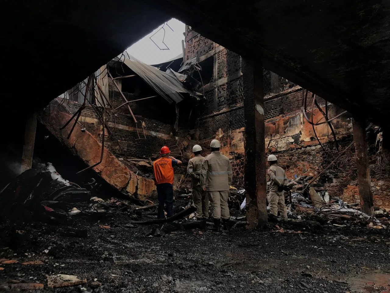 Incêndio na Vila Rubim: vizinhos de loja que pegou fogo vão aos imóveis pegar pertences e lembram caso