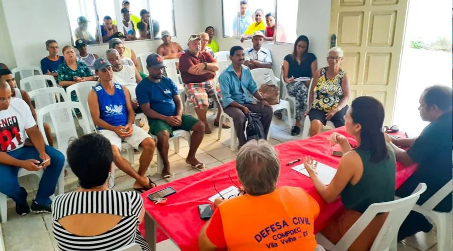 Pescadores de Vila Velha recebem orientação sobre chegada do óleo