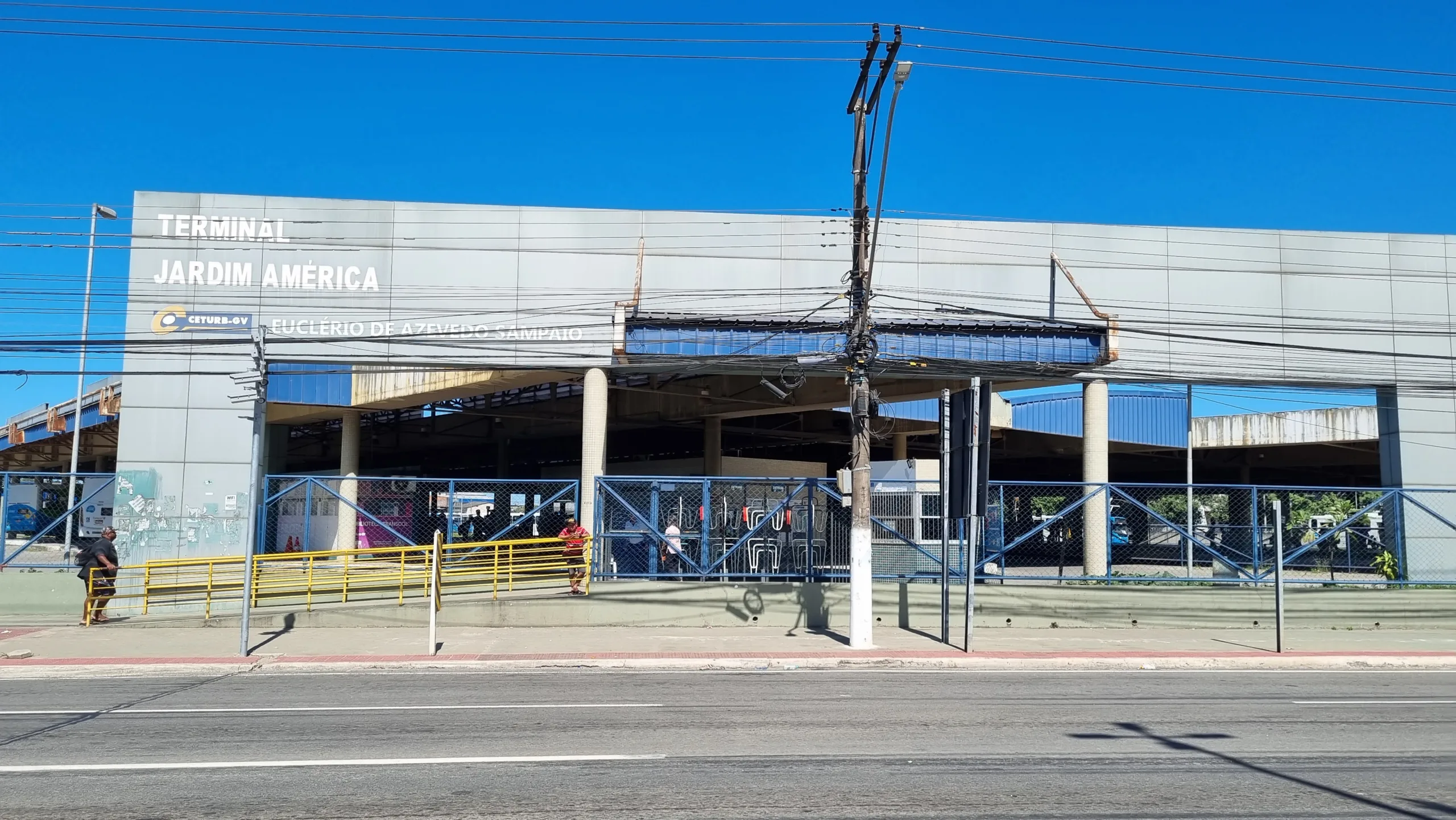 Motociclista morre após ser atropelado por ônibus em Cariacica