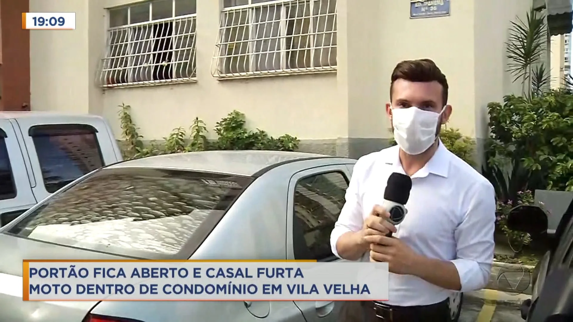 Portão fica aberto e casal furta moto dentro de condomínio em Vila Velha