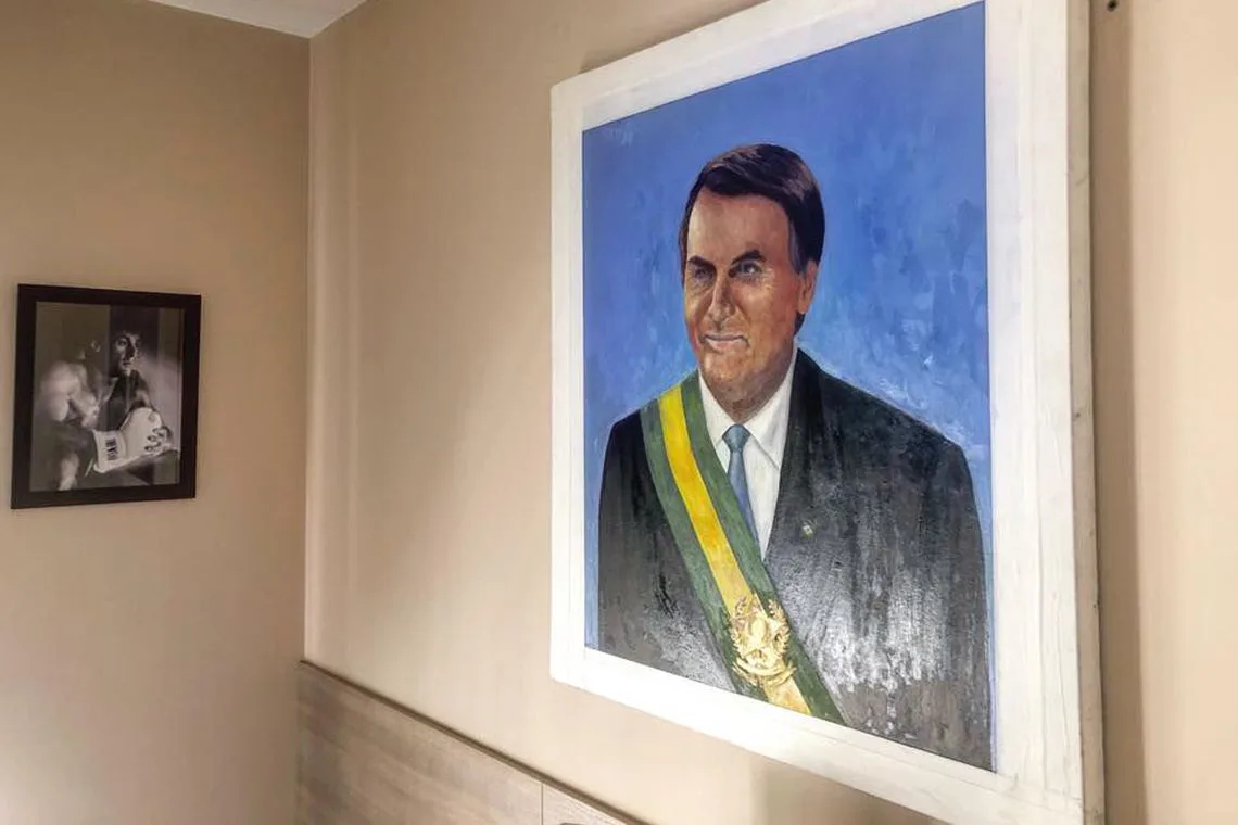 Bolsonaro posta foto com quadro em que aparece com faixa presidencial