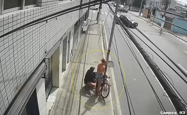 VÍDEO | Casal furta bicicleta em plena luz do dia em Vila Velha